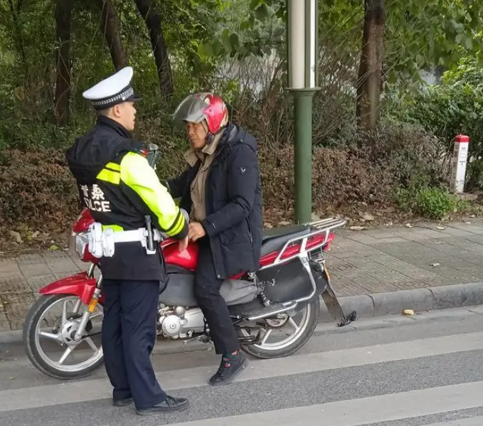 查處酒駕，只為大家的出行保駕護(hù)航